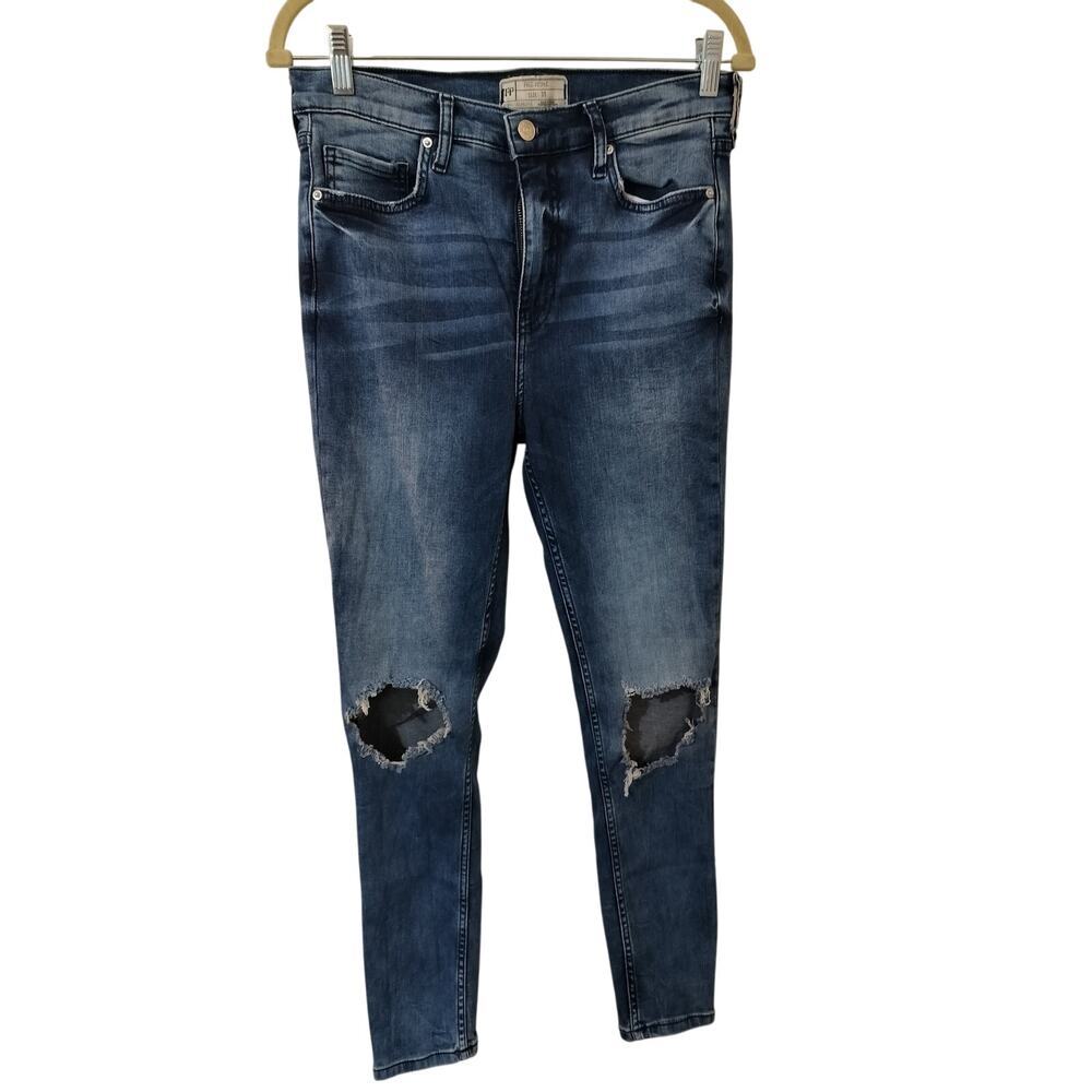 3680) Free People Women's Distressed Slim Fit Jeans Size 30